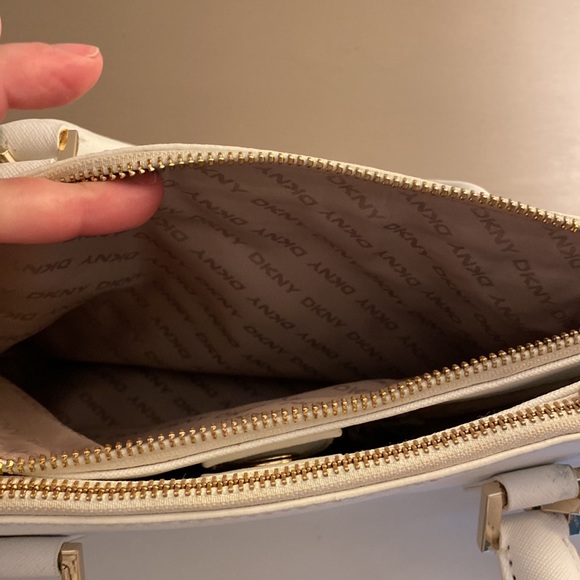 DKNY white handbag. Gold hardware. Strap and storage bag included. - Picture 5 of 8